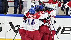 eské hokejistky slaví gól proti Finsku.