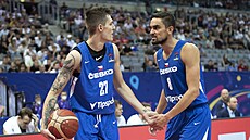 Čeští basketbalisté Vít Krejčí (vlevo) a Tomáš Satoranský v zápase s Polskem