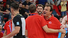 Trenér turecké reprezentace Ergin Ataman se vzteká bhem zápasu s Gruzií.