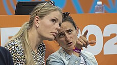 �eské rychlobrusla�ky Nikola Zdráhalová a Martina Sáblíková na basketbalovém...