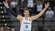 Český basketbalista Jan Veselý slaví v zápase s Nizozemskem.