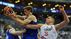 Lauri Markkanen z Finska dosko�il mí� v zápase se Srbskem p�ed Nikolou Joki�e.