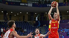 panlský basketbalista Xabier Lopez-Arostegui stílí na turecký ko, sleduje...