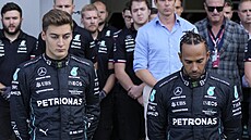 Lewis Hamilton (vpravo) a George Russell z Mercedesu drí minutu ticha za...