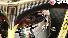 Carlos Sainz z Ferrari při tréninku na okruhu v Monze
