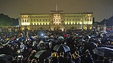 Lidé se po oznámení úmrtí britské královny Alžběty II. shromáždili před... | na serveru Lidovky.cz | aktuální zprávy