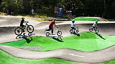 Nov� otev�ený pumptrack na Plaské ulici u T�emo�enského rybníka p�ilákal...