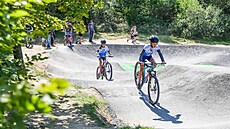 Nov� otev�ený pumptrack na Plaské ulici u T�emo�enského rybníka p�ilákal...