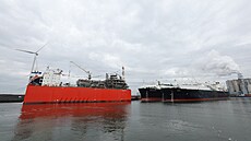Slavnostní otevření LNG terminálu v nizozemském Eemshavenu. Loď vlevo a vpravo... | na serveru Lidovky.cz | aktuální zprávy