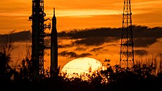 Raketa Space Launch System (SLS) s kosmickou lodí Orion čeká na sobotní start.
