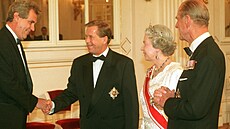 Britská královna Albta II. s Václavem Havlem a Miloem Zemanem na recepci na...