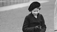 Princezna Al�b�ta (pozd�j�í královna Al�b�ta II.) na procházce v Hyde Parku...