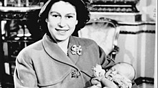 Královna Al�b�ta II. (je�t� coby princezna) a její syn Charles na k�tinách...