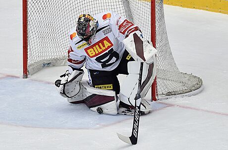Július Hudáek v minulé sezon chytal za Spartu, te zamíil do KHL. Hrát bude...