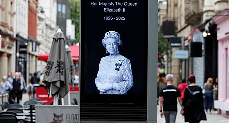 Oznámení o úmrtní panovnice Albty II. jsou v Británii prakticky vude. (10....