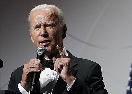 Prezident USA Joe Biden schválil dalí balík pomoci válkou zmítané Ukrajin...