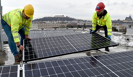 Brno chce do pti let nechat poloit solární panely na stovky stech.