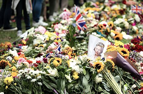 K Buckinghamskému paláci v Londýn proudí davy lidí z celé zem, uctívají zesnulou panovnici Albtu II. (11. záí 2022)