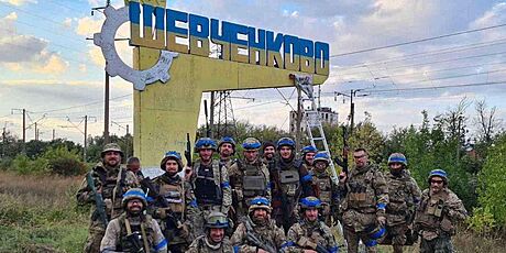 Písluníci ukrajinské armády pózují v nedávno osvobozené osad Vasylenkove...