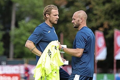 Radoslav Ková (vlevo) se na tréninku pardubických fotbalist radí s asistentem...