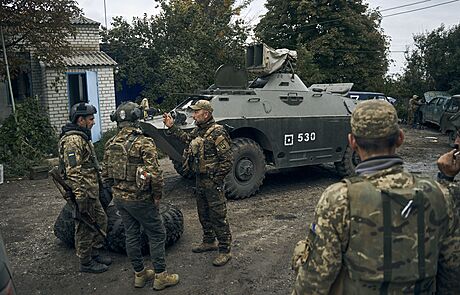 Vojáci v ukrajinském mst Izjum, které se podailo osvobodit po rozsáhlé...