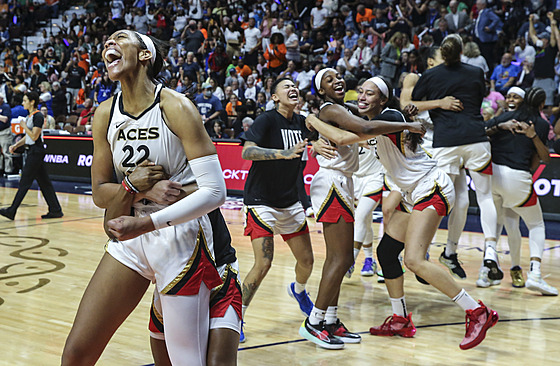Basketbalistky Las Vegas oslavují triumf ve WNBA.