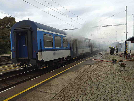 Poár osobního vlaku hasili hasii ve stanici v obci Vranovice na Brnnsku.