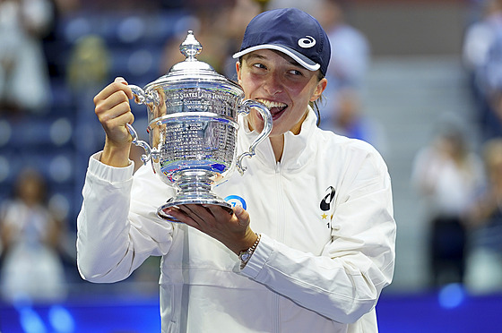 Iga wiateková s pohárem pro vítzku US Open.