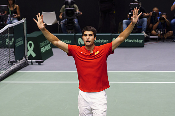 Svtová jednika Carlos Alcaraz ze panlska slaví vítzství v Davis Cupu.