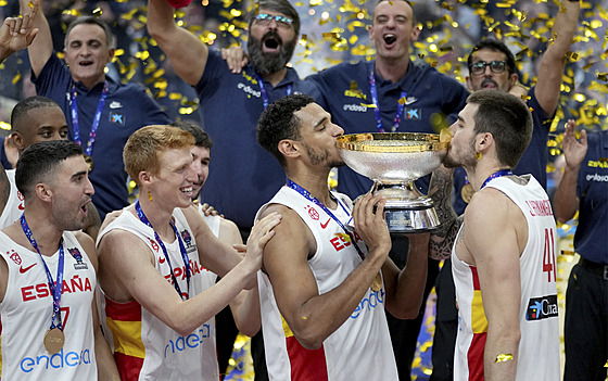 panltí basketbalisté s trofejí pro vítze EuroBasketu.