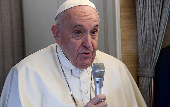Pape Frantiek promlouvá k zástupcm médií na palub svého letounu na cest do...