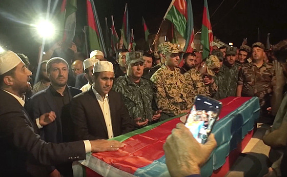 Na fotografii poízené z videa stojí lidé kolem rakve ázerbájdánského vojáka,...