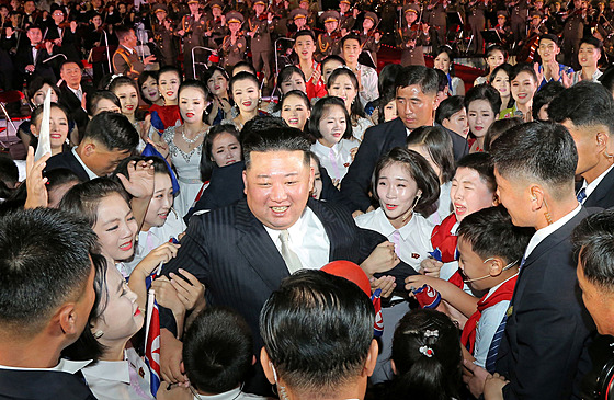 Vdce Kim ong-un se v Pchjongjangu úastní akce oslavující 74. výroí zaloení...