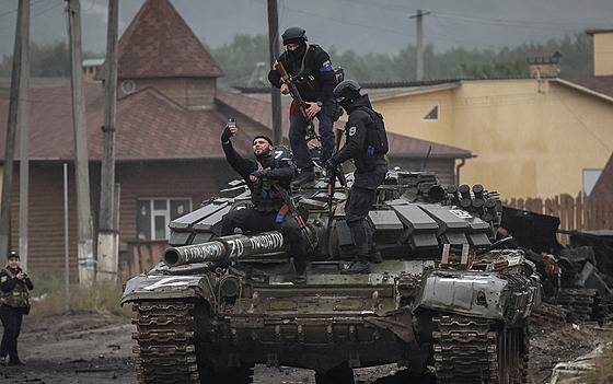 Ukrajintí policisté si poizují selfie na znieném ruském tanku v Izjumu. (14....