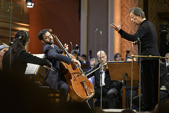 panlský cellista Pablo Ferrández a dirigent Myung-Whun Chung na zahajovacím...