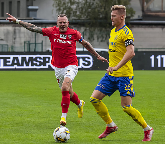 Kapitáni Václav Procházka (Zlín) a Jakub ezníek (Brno) bojují o mí.