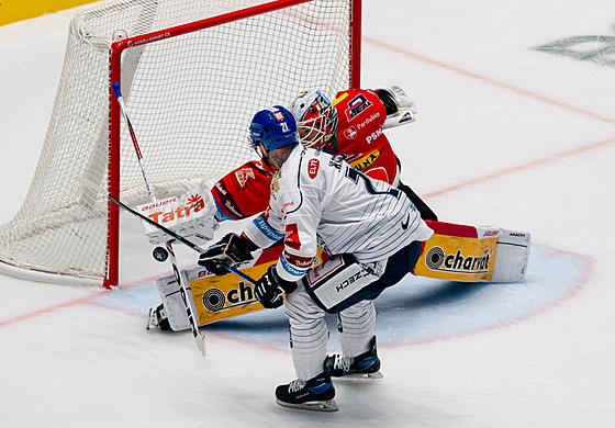 Kladenský Jakub Klepi� p�i trestném st�ílení, Roman Will puk vyrazil.