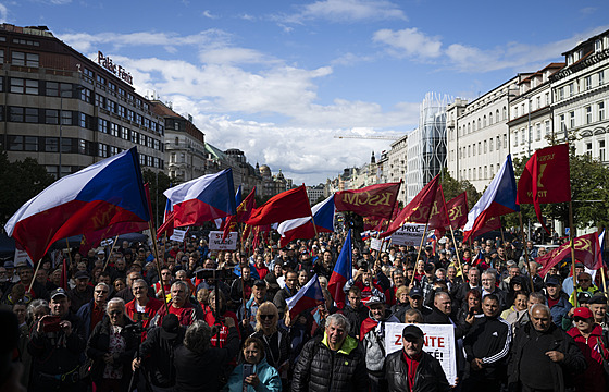 Asi dv stovky lidí se v centru Prahy sely na protestu komunist proti vlád....