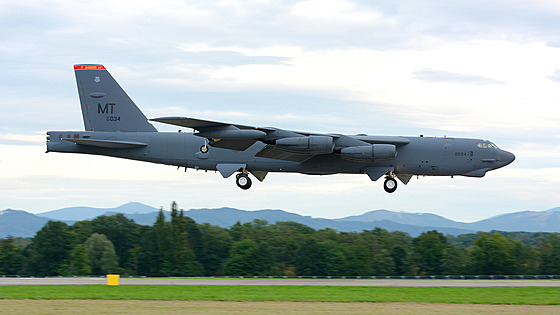 Americký bombardér B-52 ze základny Minot v Severní Dakot pistává na...
