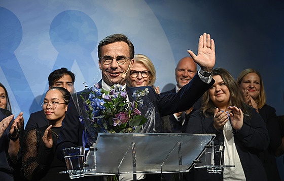 Lídr védských Umírnných Ulf Kristersson bhem volebního projevu ve Stockholmu...