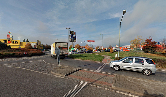 K�i�ovatce s odbo�kou ke Globusu uleh�í nový odbo�ovací pruh.