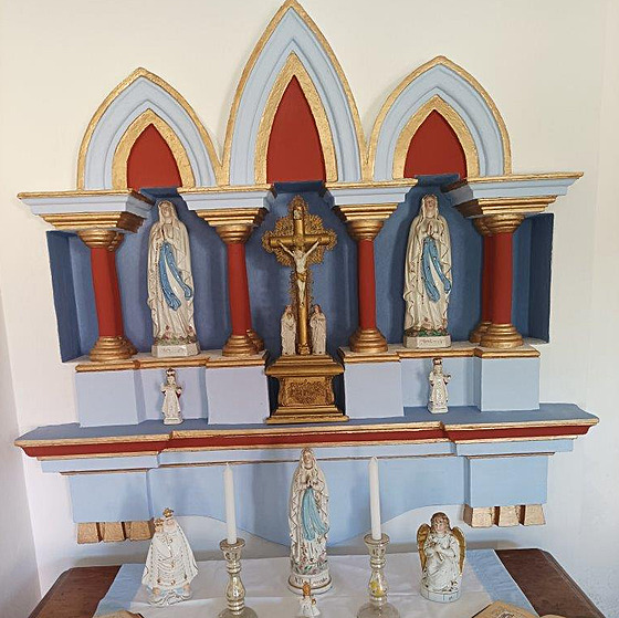 Domácí oltá v obci umice po rekonstrukci umístný v Hasoov chalup (záí...