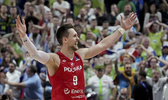 Radující se Mateusz Ponitka ve tvrtfinále EuroBasketu.
