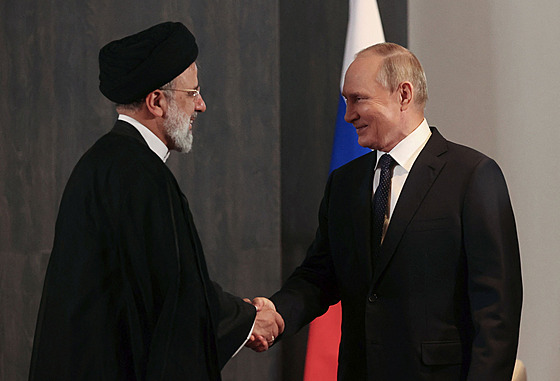 Ruský prezident Vladimir Putin s íránským prezidentem Ebráhímem Raísím (15. záí 2022)