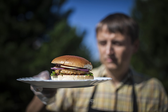 Dáte si? Autor reportáe ukazuje svj veganský výtvor.