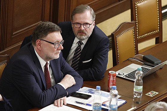 Premiér Petr Fiala a ministr financí Zbynk Stanjura ve Snmovn