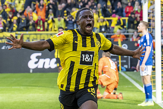 Youssoufa Moukoko z Dortmundu se raduje ze vsteleného gólu v zápase proti...