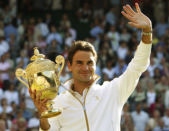 Roger Federer po výhe na Wimbledonu v roce 2009.