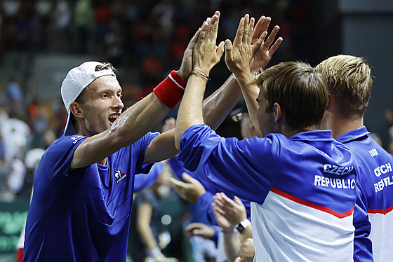 Jií Leheka se raduje z vítzství se svým týmem v barái Davis Cupu proti...