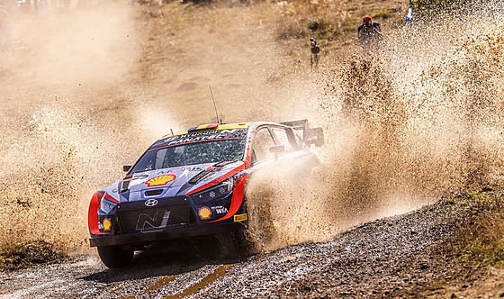 Thierry Neuville v závrené etap Rallye Akropolis.